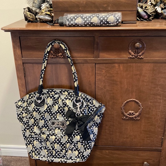 Guess Handbags - NWOT - 🌟Host Pick🌟 Guess Multi-Hearts Large Tote Bag With Matching Umbrella